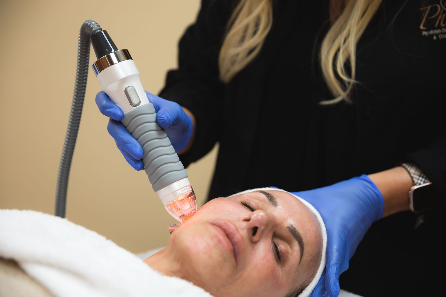 A close up on a microneedling procedure, an excellent option for a neck laxity treatment